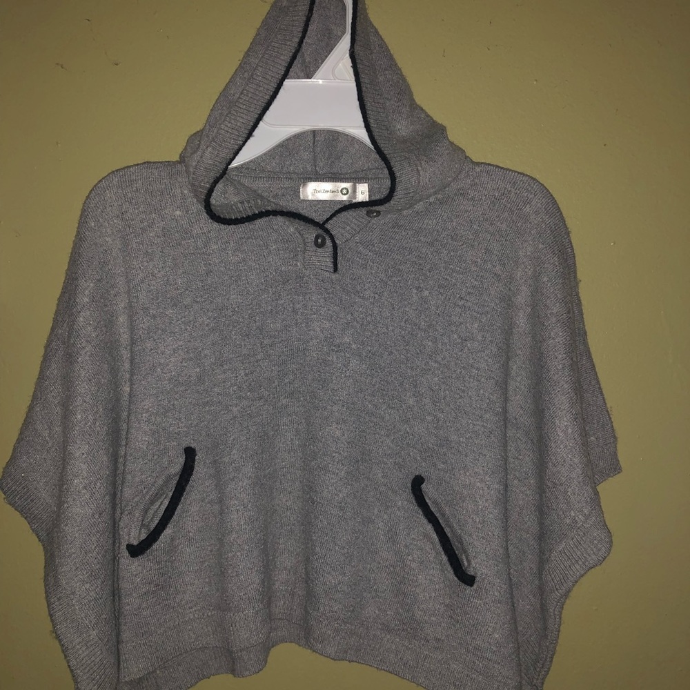Girls sweater hoodie w/ pockets.